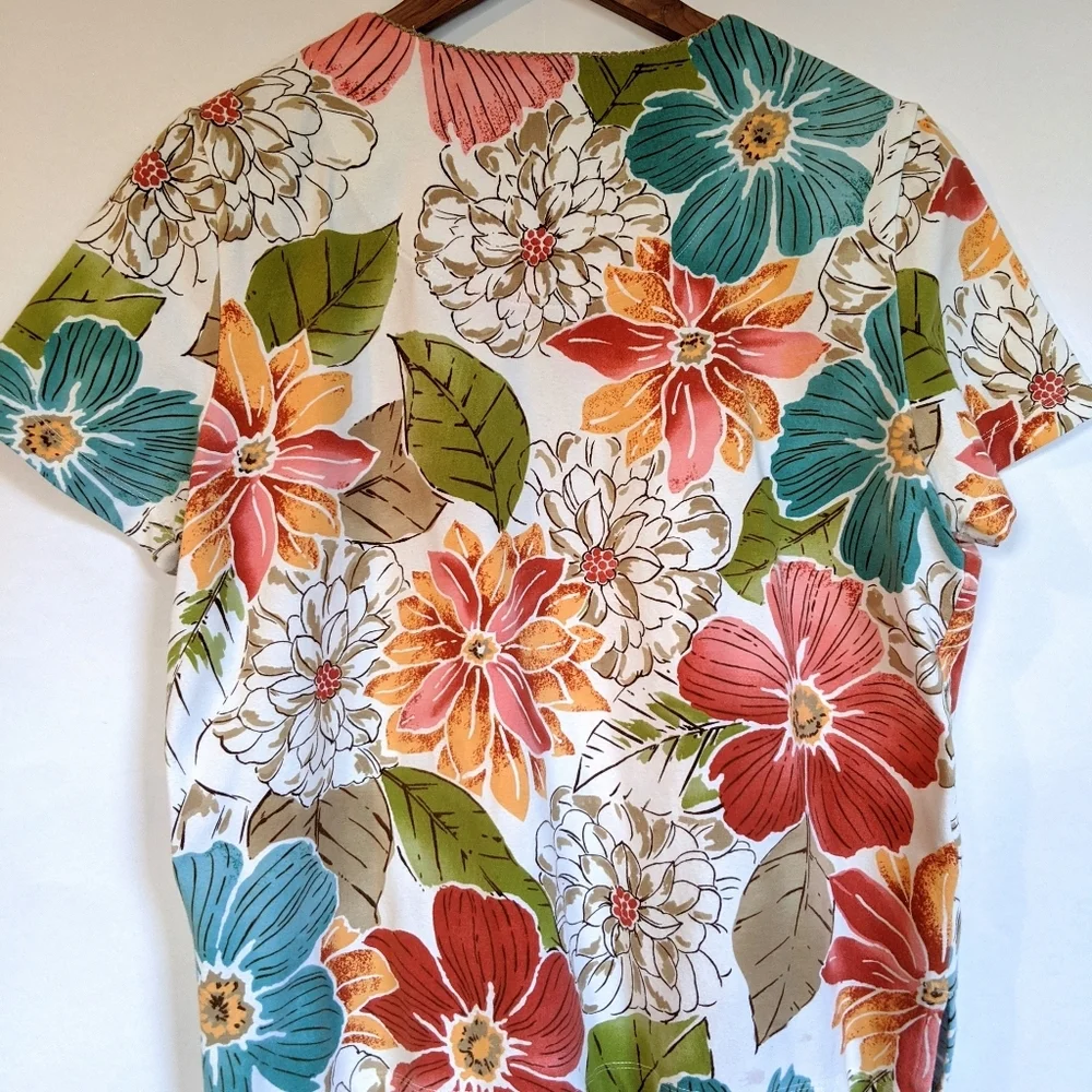 Alfred‎ Dunner floral v-neck t-shirt